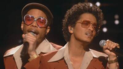 2021 American Music Awards Performers: Bruno Mars and Anderson .Paak to Open Show as Silk Sonic - www.etonline.com - USA - Italy