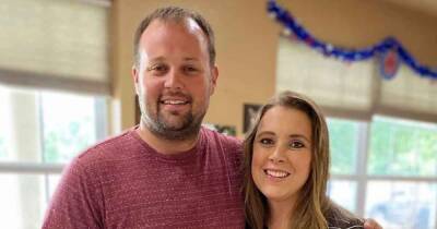 Anna Duggar Holds Husband Josh Duggar’s Hand Following Pretrial Court Hearing About Child Pornography Charges - www.usmagazine.com - state Arkansas