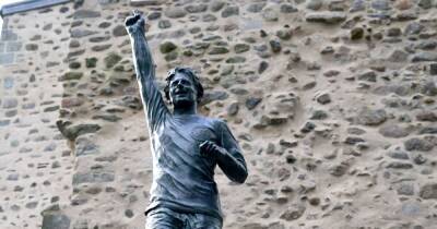 Sir Alex Ferguson helps unveil statue of Manchester United legend Denis Law in Aberdeen - www.manchestereveningnews.co.uk - Manchester - city Aberdeen