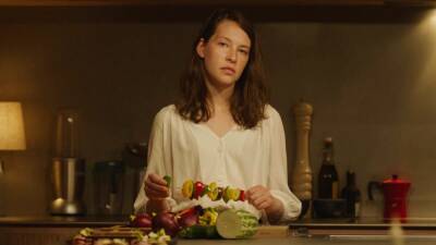 ‘The Feast’ Review: Lee Haven Jones Mixes Various Horror Tastes To Create A Delightfully Welsh Fright - theplaylist.net - county Jones - county Lee