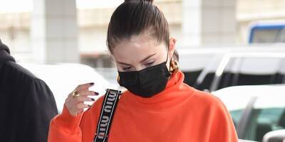 Selena Gomez Rocks Orange Sweatsuit For Flight Out of NYC - www.justjared.com - New York