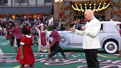 Harry Connick Jr. Looks Nearly Unrecognizable As Bald Daddy Warbucks At Macy’s Parade - hollywoodlife.com - New York