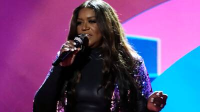 'The Voice': Wendy Moten Performs 'Jolene' With a Broken Elbow and Fractured Wrist - www.etonline.com