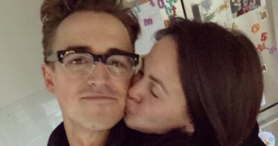 Tom and Giovanna Fletcher unveil jaw-dropping Christmas door display at family home - www.ok.co.uk