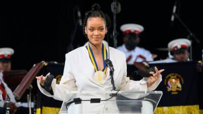 Barbados Declares Rihanna a National Hero as It Cuts Ties With Queen Elizabeth II, Becomes a Republic - www.etonline.com - Britain - Barbados