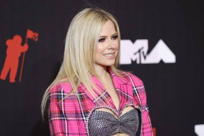 Avril Lavigne Signs To Travis Barker’s Record Label: ‘Should I Drop My 1st Single?’ - etcanada.com