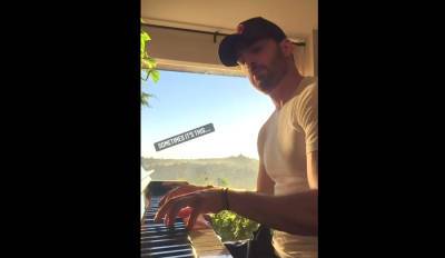 Chris Evans' Latest Piano Video Is One of His Best Yet & It Includes a 'Don't Stop Believin'' Snippet! - www.justjared.com