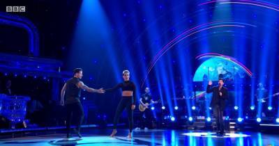 Strictly viewers spot 'gentleman' during Sunday night's result show - www.manchestereveningnews.co.uk