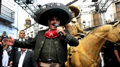 Vicente Fernández dead at 81: Maluma, Ricky Martin and More Pay Tribute - www.etonline.com - Mexico