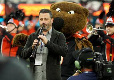 Jimmy Kimmel Performs The Clarinet During Jimmy Kimmel L.A. Bowl - etcanada.com - state Oregon