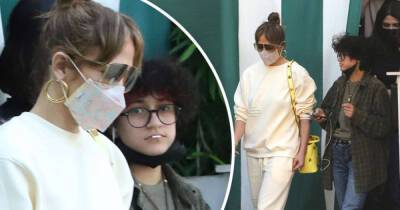 Jennifer Lopez takes a break from shopping to have lunch with daughter - www.msn.com