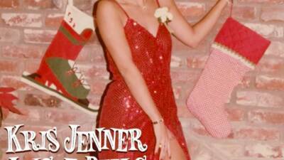 Kris Jenner, Kourtney Kardashian and Travis Barker Cover 'Jingle Bells' Ahead of Christmas - www.etonline.com