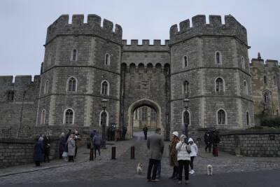 Armed Intruder Arrested On Windsor Castle Grounds While The Queen Celebrates Christmas - etcanada.com - Britain