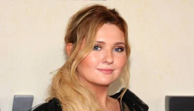 Abigail Breslin Writes About Her First Christmas Without Her Dad, Who Died from COVID-19 - www.justjared.com