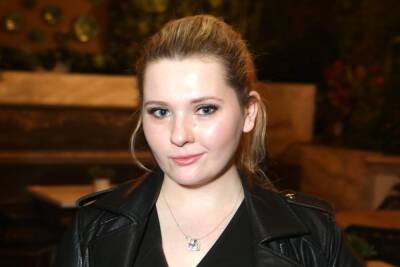 Abigail Breslin Opens Up About Spending First Christmas Without Her Father Who Died From COVID - etcanada.com