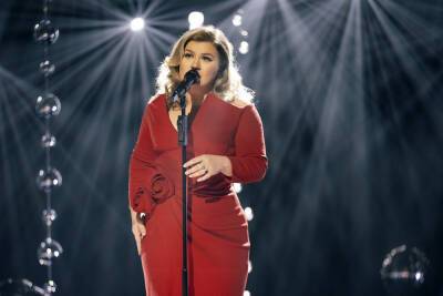 Kelly Clarkson Gets Emotional In ‘When Christmas Comes Around’ Special Amid Divorce From Brandon Blackstock - etcanada.com