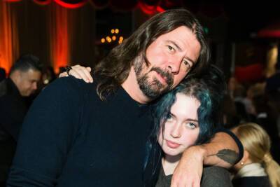 Dave Grohl Joined By Daughter Violet To Sing A Cover Of Amy Winehouse’s ‘Take The Box’ - etcanada.com