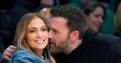 Jennifer Lopez and Ben Affleck Snuggle Up for the Jumbotron at Los Angeles Lakers Game - www.usmagazine.com - Los Angeles - Los Angeles - Boston