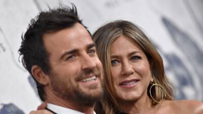 Jennifer Aniston and Justin Theroux Prove Exes Can Be Friends With Cuddly New Pic - www.glamour.com