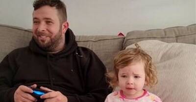 Two-year-old girl can't stop swearing in 'priceless' reaction to dad losing game - www.dailyrecord.co.uk