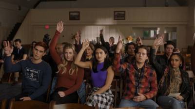 'Riverdale' Boss Explains That Confusing Time-Jump Date Mistake and Possible 'Sabrina' Crossover! - www.etonline.com