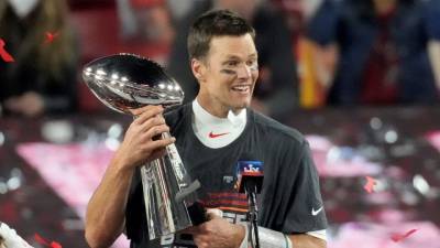 Drunk Tom Brady Just Threw His Super Bowl Trophy Off a Boat the Video Is Going Viral - stylecaster.com - Florida - county Bay - Kansas City