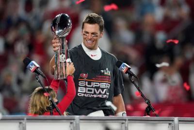 Tom Brady Throws Lombardi Trophy Across The River During Buccaneers’ Super Bowl Boat Parade - etcanada.com - Florida - county Bay
