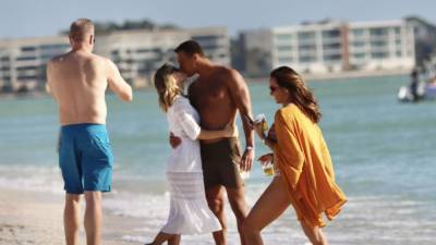 Clare Crawley and Dale Moss Share a Kiss During PDA-Filled Beach Date - www.etonline.com - Florida
