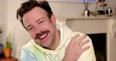 Jason Sudeikis explains sweet reason behind unusual Golden Globes outfit - www.msn.com