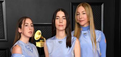 Haim Coordinates in Blue Before Their Grammys 2021 Performance - www.justjared.com - Los Angeles