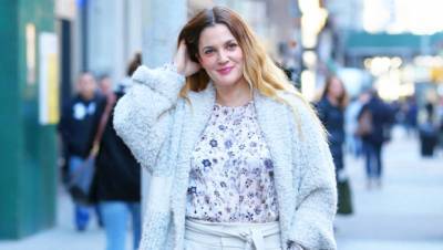 Drew Barrymore Walks Barefoot Around NYC As She Braves The 37-Degree Temperature – Pics - hollywoodlife.com - New York