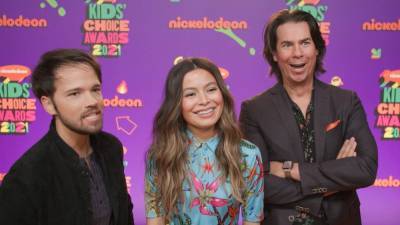 'iCarly' Revival: Carly Has a New BFF, Freddie Has a Kid and More Secrets Revealed (Exclusive) - www.etonline.com