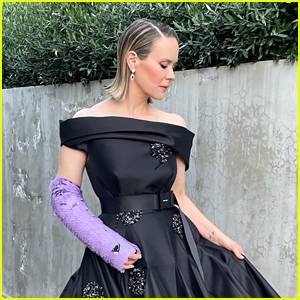 Here's Why Sarah Paulson Was Wearing a Cast During The Golden Globes 2021 - www.justjared.com - USA - county Story