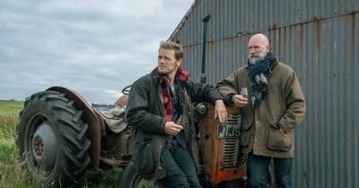 Outlander's Sam Heughan trolls Men in Kilts pal Graham McTavish with look-a-like stone carving - www.dailyrecord.co.uk - Scotland