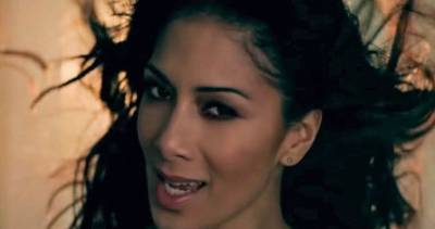 UK Number 1 this week in 2011: Nicole Scherzinger's Don't Hold Your Breath was a hard-fought solo chart-topper - www.officialcharts.com - Britain