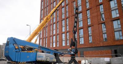 Iconic sculpture lifted back into place in huge operation after two years away - www.manchestereveningnews.co.uk - Manchester