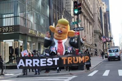 Donald Trump Gets Mocked With Giant Inflatable Caricature ‘Arrest Trump’ Sign On 1st Return To NYC - hollywoodlife.com - New York - Florida - Washington