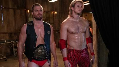 Stephen Amell, Alexander Ludwig Grease Up in First Look at Pro Wrestling Drama 'Heels' - www.etonline.com