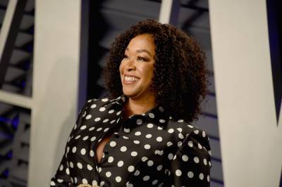 ‘Bridgerton’ Producer Shonda Rhimes Says She Was ‘Really Shocked’ By Fans’ Reaction To Regé-Jean Page’s Departure - etcanada.com