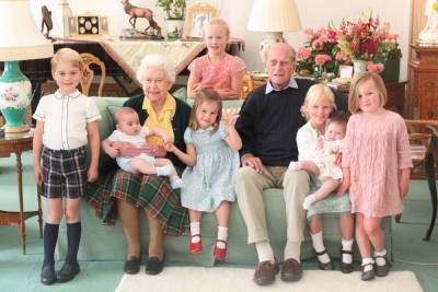 Palace Releases Never-Before-Seen Photo of Queen Elizabeth & Prince Philip with 8 Great-Grandkids - www.justjared.com - county Phillips - city Savannah, county Phillips