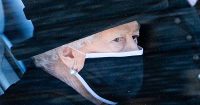 Queen Elizabeth ‘keeps Prince Philip’s handkerchief and precious photo in her handbag’ as she sits alone at funeral - www.ok.co.uk