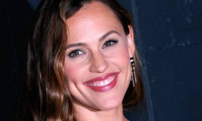 Jennifer Garner has super short hair and bangs in unearthed photo – and it's too cute - hellomagazine.com
