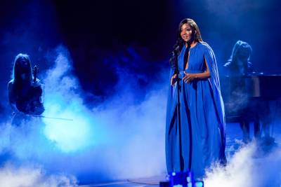Mickey Guyton Is Joined By A Choir For Stunning Performance Of ‘Hold On’ At 2021 ACM Awards - etcanada.com - Tennessee