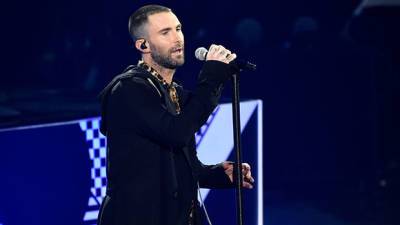 Adam Levine Gets His Makeup Done Rocks Pearl Necklaces To Tape ‘Jimmy Kimmel’ Performance: Pics - hollywoodlife.com