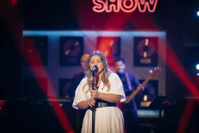 Kelly Clarkson Channels Adele For ‘Send My Love (To Your New Lover)’ Cover - etcanada.com