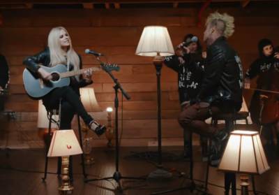 Avril Lavigne Burns For Boyfriend Mod Sun In Stripped-Down Acoustic Version Of New Duet ‘Flames’ - etcanada.com