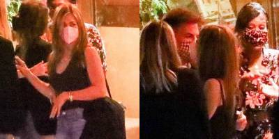 Jennifer Aniston Hugs It Out With Will Speck at Dinner With Molly McNearney & Friends - www.justjared.com - Los Angeles