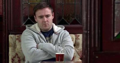 Corrie fans left baffled as Alan Halsall’s character Tyrone Dobbs is called ‘middle aged’ - www.ok.co.uk