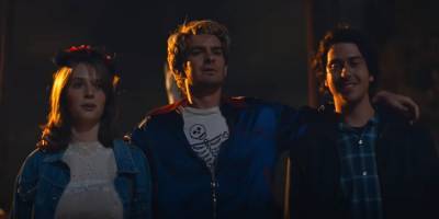 Andrew Garfield Becomes An Obnoxious YouTube Star in 'Mainstream' Trailer - www.justjared.com - county Garfield