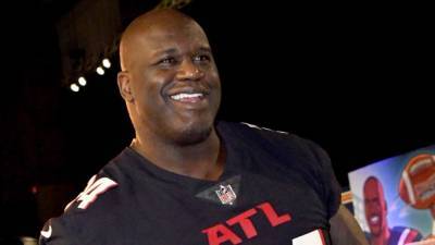 Shaquille O'Neal Buys a Young Man's Engagement Ring for Him - www.etonline.com